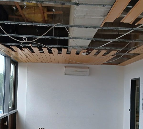 Renovatiewerkzaamheden in een ontwikkelingscentrum met showroom